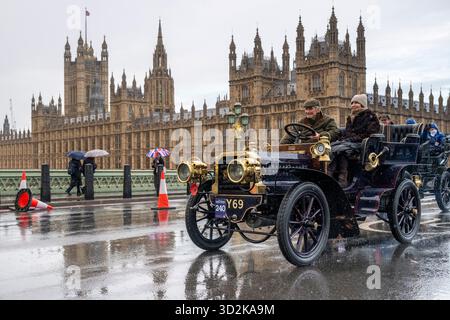 Londra, Regno Unito. 2 novembre 2025. 1903 Gladiator (proprietario Robert Smith) attraversa il ponte di Westminster durante la corsa di Londra per la Brighton Veteran Car Run. I veicoli d'epoca pre-1905 prendono parte al 129° anniversario dell'Emancipation Run, che ha celebrato il passaggio delle locomotive sulla Highway Act, aumentando il limite di velocità da 4 mph a 14 mph, e dispensando la necessità che i veicoli siano preceduti da un uomo che sventolava una bandiera rossa di avvertimento, dando agli automobilisti la libertà della strada. Crediti: Stephen Chung / Alamy Live News Foto Stock
