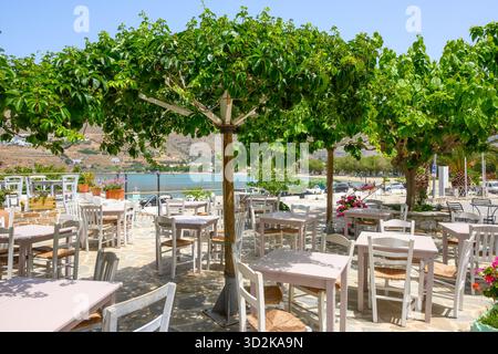 Amorgos, Grecia - 19 maggio 2024: Affascinante ristorante nel villaggio di Aegiali sull'isola di Amorgos. Cicladi, Grecia Foto Stock