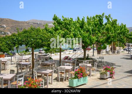 Amorgos, Grecia - 19 maggio 2024: Affascinante ristorante nel villaggio di Aegiali sull'isola di Amorgos. Cicladi, Grecia Foto Stock