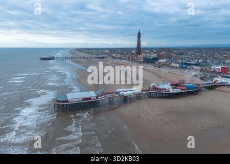 Vista aerea della spiaggia di Blackpool e del Central Pier, Lancashire, Regno Unito. Foto Stock