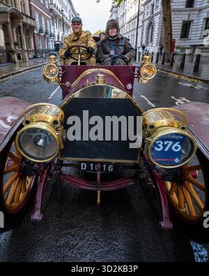 Londra, Regno Unito. 2 novembre 2025. 1904 Berliet (proprietario Andrew Watt) sta per attraversare il ponte di Westminster durante la corsa London to Brighton Veteran Car Run. I veicoli d'epoca pre-1905 prendono parte al 129° anniversario dell'Emancipation Run, che ha celebrato il passaggio delle locomotive sulla Highway Act, aumentando il limite di velocità da 4 mph a 14 mph, e dispensando la necessità che i veicoli siano preceduti da un uomo che sventolava una bandiera rossa di avvertimento, dando agli automobilisti la libertà della strada. Crediti: Stephen Chung / Alamy Live News Foto Stock