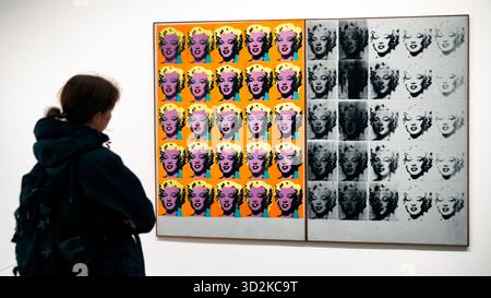 Londra, Regno Unito - 12 maggio 2018 - Visitor Looking at Andy Warhol painting Marilyn Diptych at Tate Modern Gallery a Londra, Regno Unito. Foto Stock