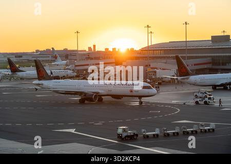 Gli aerei Air Canada parcheggiarono all'aeroporto internazionale Pearson di Toronto al tramonto a Mississauga, ONTARIO, Canada. Foto Stock