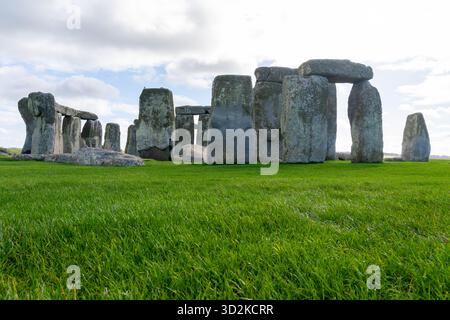 Veduta di Stonehenge, il sito preistorico dei megaliti, sito Patrimonio dell'Umanità, situato nella Salisbury Plain, Regno Unito. Foto Stock