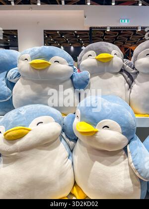 Adorabili peluche dei pinguini nei colori blu e bianco sono disposti insieme, evidenziando le loro invitanti texture e il design giocoso, ideale per il ki Foto Stock