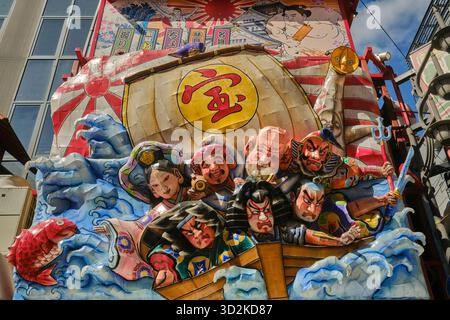 Un collage di personaggi giapponesi decora un ristorante nel quartiere Shinsekai di Osaka Foto Stock