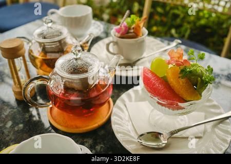 Giappone. Tè e dessert serviti su piatti antichi. Foto Stock