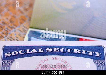 Il visto americano in una pagina sfocata del passaporto e documento personale con numero di previdenza sociale. SSN - numero di previdenza sociale per vivere negli Stati Uniti Foto Stock