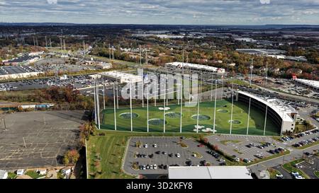 Vista aerea del campo pratica Top Golf vicino alla Route 1 a Edison, New Jersey Foto Stock