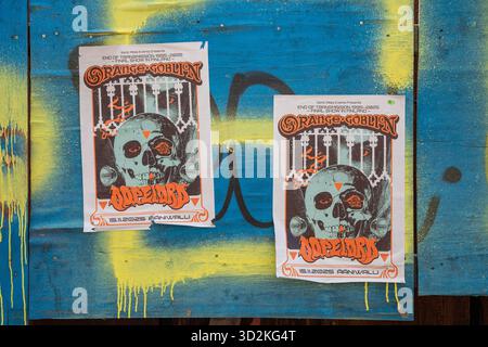 Poster pubblicitari per concerti in fase di ristrutturazione nel quartiere Konepaja di Helsinki, Finlandia Foto Stock