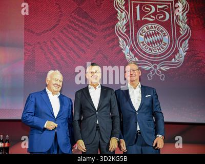 Monaco, Germania. 2 novembre 2025. Calcio: Bundesliga, Assemblea generale del Bayern Monaco. Walter Mennekes (l-r), secondo Vicepresidente, Presidente Herbert Hainer (Bayern Monaco), e Dieter Mayer, primo Vicepresidente, sono sul palco come il vecchio e nuovo Comitato Esecutivo all'Assemblea generale annuale. Crediti: Harry Langer/dpa/Alamy Live News Foto Stock