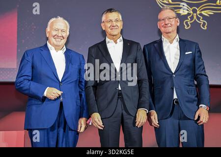Monaco, Germania. 2 novembre 2025. Calcio: Bundesliga, Assemblea generale del Bayern Monaco. Walter Mennekes (l-r), secondo Vicepresidente, Presidente Herbert Hainer (Bayern Monaco), e Dieter Mayer, primo Vicepresidente, sono sul palco come il vecchio e nuovo Comitato Esecutivo all'Assemblea generale annuale. Crediti: Harry Langer/dpa/Alamy Live News Foto Stock