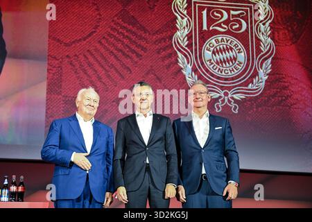Monaco, Germania. 2 novembre 2025. Calcio: Bundesliga, Assemblea generale del Bayern Monaco. Walter Mennekes (l-r), secondo Vicepresidente, Presidente Herbert Hainer (Bayern Monaco), e Dieter Mayer, primo Vicepresidente, sono sul palco come il vecchio e nuovo Comitato Esecutivo all'Assemblea generale annuale. Crediti: Harry Langer/dpa/Alamy Live News Foto Stock