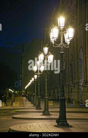 Parigi, Francia. 1 novembre 2025. Fila di candelabri di notte il 1° novembre 2025 al Museo del Louvre di Parigi, Francia. Crediti: Bernard Menigault/Alamy Live News Foto Stock
