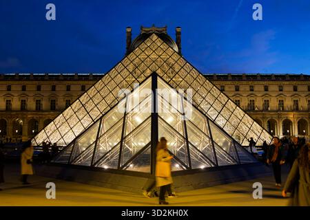 Parigi, Francia. 1 novembre 2025. Chiaro di luna sulla piramide di vetro e metallo, Cour Napoléon il 1° novembre 2025 al Museo del Louvre di Parigi, Francia. Crediti: Bernard Menigault/Alamy Live News Foto Stock