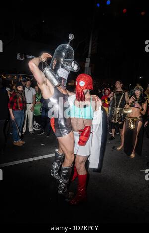 Los Angeles, California, Stati Uniti. 31 ottobre 2025. West Hollywood adora Halloween e la città di West Hollywood è entusiasta che Halloween sia tornato con Halloween Carnaval 2025. L'incomparabile Halloween Carnaval della città è uno dei più unici raduni di Halloween al mondo. (Credit Image: © Alberto Sibaja/Pacific Press via ZUMA Press Wire) SOLO PER USO EDITORIALE! Non per USO commerciale! Foto Stock