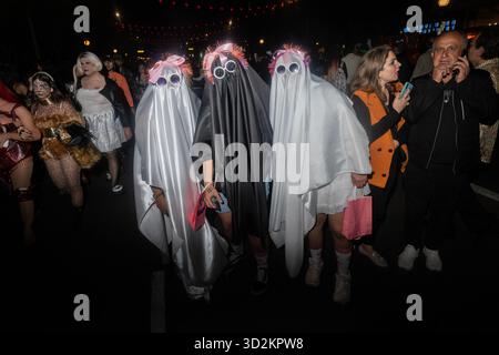 Los Angeles, California, Stati Uniti. 31 ottobre 2025. West Hollywood adora Halloween e la città di West Hollywood è entusiasta che Halloween sia tornato con Halloween Carnaval 2025. L'incomparabile Halloween Carnaval della città è uno dei più unici raduni di Halloween al mondo. (Credit Image: © Alberto Sibaja/Pacific Press via ZUMA Press Wire) SOLO PER USO EDITORIALE! Non per USO commerciale! Foto Stock