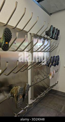 Steeg Austria - 3 ottobre 2025. L'asciugatura delle scarpe da trekking è utilizzata per asciugare e conservare gli scarponi, di solito negli hotel di montagna e nelle stazioni sciistiche. Foto Stock