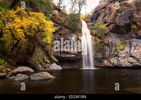 Le cascate Potem Falls si tuffano in una tranquilla piscina circondata dal fogliame autunnale nella contea di Shasta, California. Foto Stock