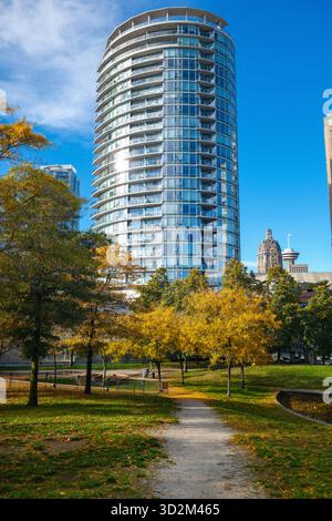 Il condominio Firenze Tower i alla fine dell'Andy Livingstone Park, Vancouver, BC. Foto Stock