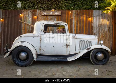 1932 Ford Model B deuce V8 Hot Rod a tre finestre. In mostra al Goodwood Revival del 2025, Sussex, Regno Unito. Foto Stock
