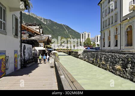 Il fiume glaciale Arve scorre attraverso la città, Chamonix-Mont-Blanc, alta Savoia, Francia Foto Stock
