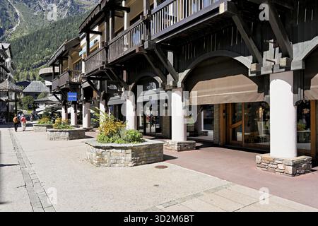 Zona pedonale nel centro della città, Chamonix-Mont-Blanc, alta Savoia, Francia Foto Stock