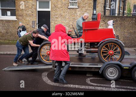 L'auto d'epoca Stanley Stream del 1904, appartenente ad Andy Green, detentore del record mondiale di velocità su terra, si rompe a Brixton sulla loro rotta per l'annuale rally di Londra-Brighton, il 2 novembre 2025, a Londra, Inghilterra. Ex pilota di caccia della RAF, il Wing Commander Andy Green è diventato l'uomo più veloce sulla terra nel 1997 e rimane l'attuale detentore del World Land Speed record e la prima persona in assoluto a guidare a velocità supersoniche raggiungendo i 763,035 mph (MACH .016) in Thrust SSC. Green fu accompagnato da sua moglie Emma nel loro Stanley Stream che sviluppò una faglia fuori Brixton po Foto Stock