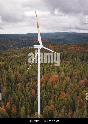 Turbine eoliche sul paesaggio autunnale degli alberi sotto il cielo nuvoloso, parco eolico di Simmersfeld, Germania Foto Stock