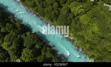 Prospettiva aerea del fiume Soca che scorre attraverso la Slovenia in estate, Slovenia Foto Stock