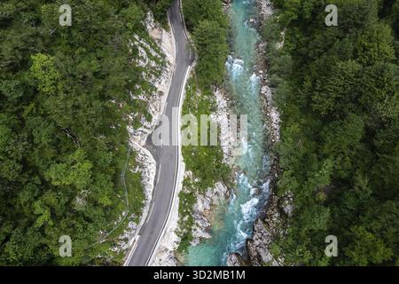 Fiume Soca, Slovenia. Paesaggio cristallino e verde smeraldo. Drone View, Slovenia Foto Stock