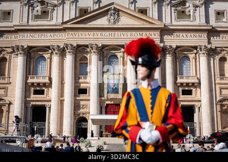 Vaticano, Vaticano. 1 novembre 2025. Un arazzo raffigurante il cattolico San Giovanni Henry Newman, un Dottore della Chiesa, è appeso sulla facciata della Basilica di San Pietro mentre Papa Leone XIV presiede la messa con i partecipanti al Giubileo del mondo dell'educazione sulla solennità di tutti i Santi, in Piazza San Pietro a città del Vaticano, Vaticano, il 1° novembre 2025. Credito: SOPA Images Limited/Alamy Live News Foto Stock