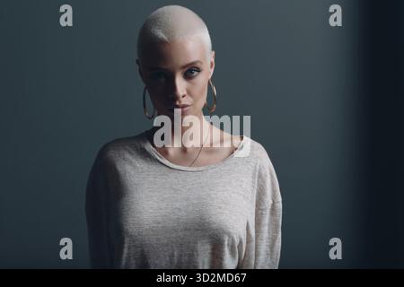 Giovane donna millenaria con ritratto dei capelli biondi corti Foto Stock