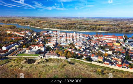 Vista panoramica autunnale della città di Hainburg an der Donau, Austria, dalle rovine del castello di Hainburg, con il fiume Danubio Foto Stock