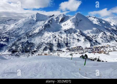 Splendida vista panoramica alpina montagne innevate, splendide montagne invernali europee nelle Alpi, pendenza per gli sciatori di fondo nel paesaggio Foto Stock