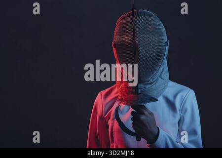 Schermitrice in ritratto con profilo maschera con spada da scherma, stupratore, epee Foto Stock