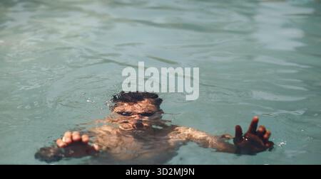 L'uomo annegava in acqua. Concetto di nuoto di sicurezza Foto Stock