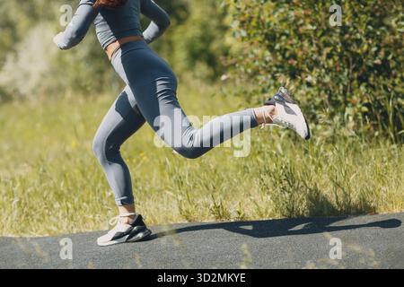 Donna runner in scarpe da running closeup di gambe sportive donna. Jogging femminile Foto Stock
