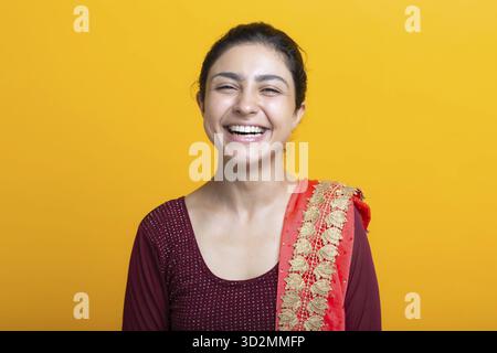 Ritratto di donna ridente indiana in sari Foto Stock