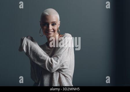 Giovane donna millenaria con ritratto dei capelli biondi corti Foto Stock