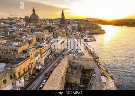 Skyline aereo drone di la Valletta al tramonto, Malta, Malta Foto Stock
