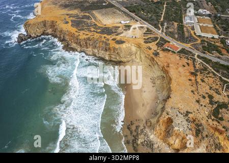 Vista aerea delle scogliere e della spiaggia di Sagres in Algarve, Portogallo, Portogallo Foto Stock