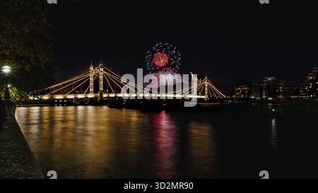 I fuochi d'artificio di Battersea Park illuminano il cielo sull'Albert Bridge di Londra. Foto Stock