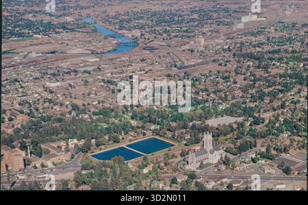 Vista aerea della chiesa episcopale di San Giovanni e dell'area circostante, tra cui il bacino idrico della città, a Spokane, Washington, Stati Uniti, 1960. Foto Stock