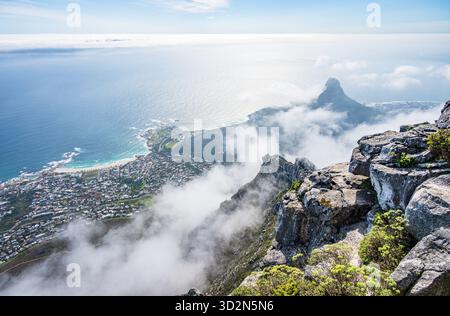 Vista del monte Lions Head e della città di città del Capo, in Sudafrica, dalla cima della Table Mountain. Foto Stock