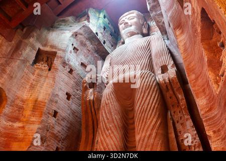 Primo piano sulla faccia della grande statua di Buddha seduto al coperto nella capitale orientale del Buddha a Leshan, Sichuan, Cina Foto Stock
