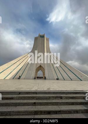 Torre Azadi che si innalza su Piazza Azadi, Teheran: Simmetria, intarsi turchesi e cielo limpido. Foto Stock