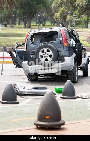 SUV danneggiato dopo un incidente stradale su City Street con cartelli conici Foto Stock