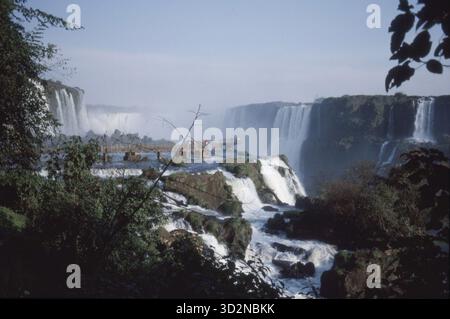 La Gola del Diavolo alle cascate dell'Iguazú in Brasile e la passerella costruita per i visitatori per avere una buona vista. Foto Stock