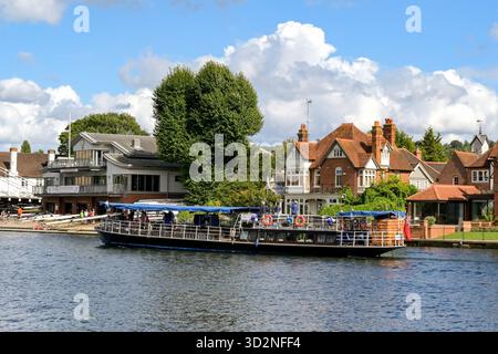 Marlow, Buckinghamshire, Inghilterra, Regno Unito - 20 luglio 2025: Crociera turistica sul fiume Tamigi a Marlow. Foto Stock